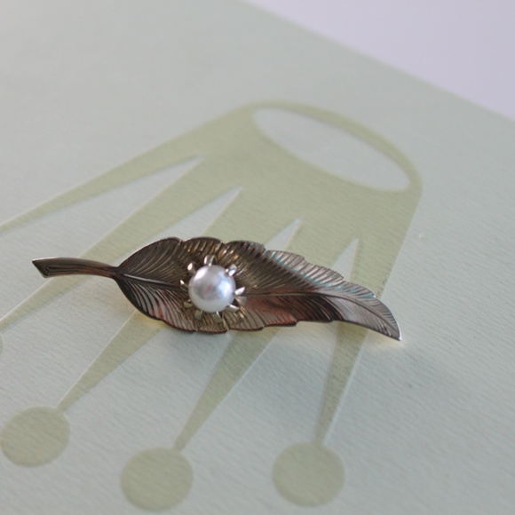 Vintage Gold Feather and Pearl Costume Pin - Picture 3 of 3